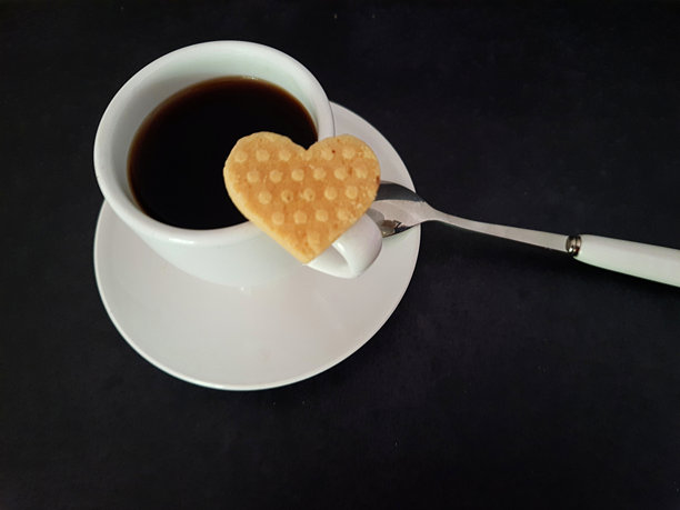 一杯咖啡和一个心形饼干图片下载