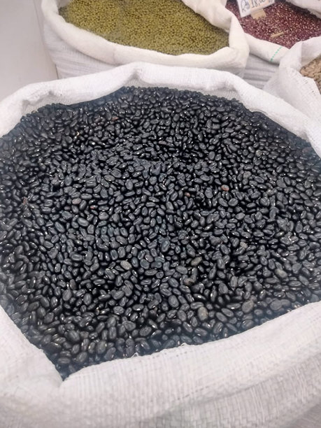 一堆准备出售的黑豆。图片下载