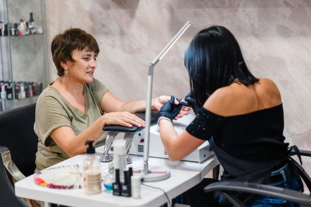 成熟的女性在现代美甲沙龙做指甲图片下载