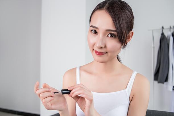 亚洲女性在涂指甲油图片下载