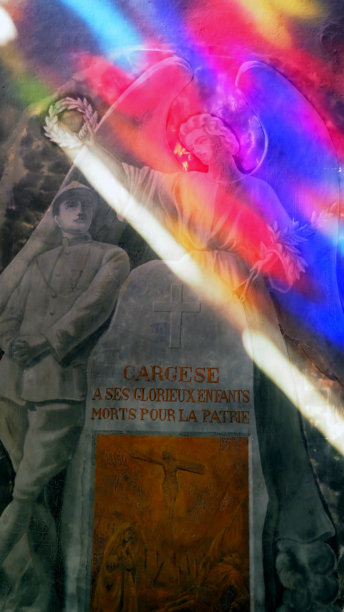 卡尔热斯的拉丁教堂圣母升天战争纪念碑，这是一座建在面向大海的悬崖上的小科西嘉村庄。碑文写着“卡尔热斯献给为祖国而牺牲的光荣儿女”。图片下载