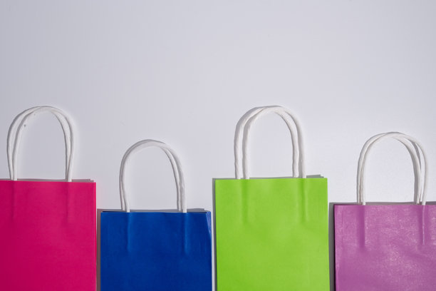 浅色背景上的牛皮纸袋。配送和购物概念。包装模板样机。图片下载