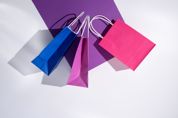 浅色背景上的牛皮纸袋。配送和购物概念。包装模板样机。图片下载