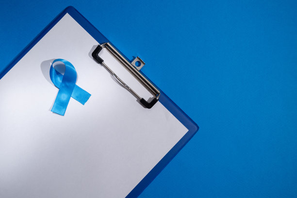 男性抗击癌症。前列腺癌意识标志 - 蓝色丝带。健康概念，适合用于文本或广告内容。图片下载