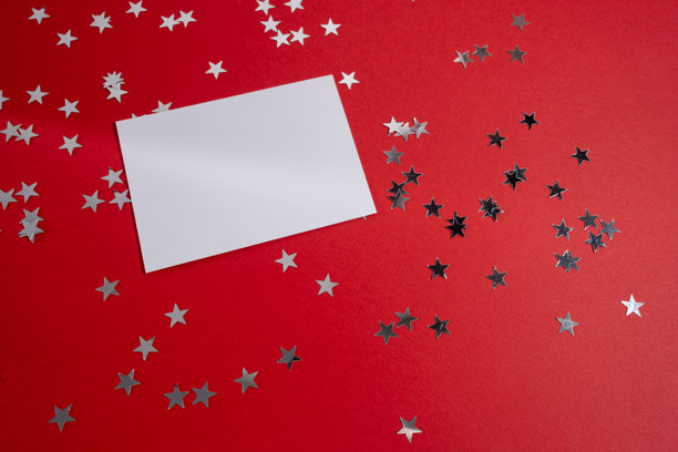 红色背景上的邀请函模型，配有五彩纸屑。情人节邀请函，国际妇女节、新年和圣诞节概念。图片下载