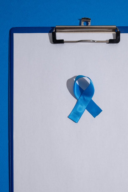 男性抗击癌症。前列腺癌意识标志 - 蓝色丝带。健康概念，适合文本或广告内容。图片下载