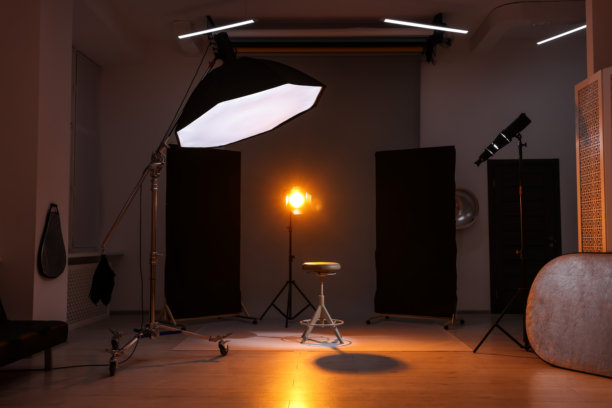 选角通知。现代工作室中的椅子和各种设备图片下载