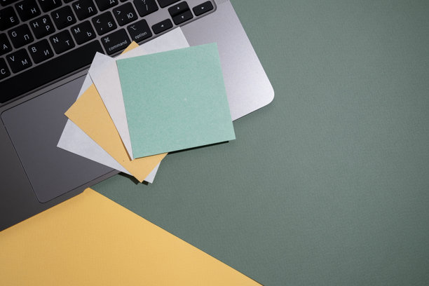 空白名片，明信片在笔记本电脑背景上。留有文本和信息的位置。样机。图片下载