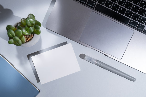 空白名片，明信片在笔记本电脑背景上。留有文本和信息的位置。样机。图片下载