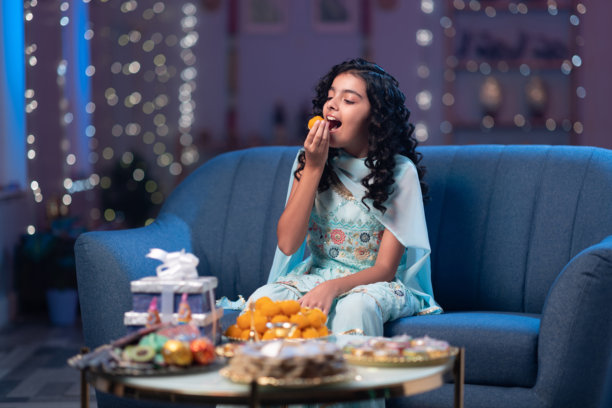 印度女孩在家庆祝排灯节的照片图片下载