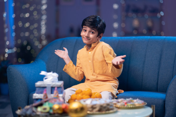 在排灯节期间，男孩在家中感到惊讶的照片图片下载