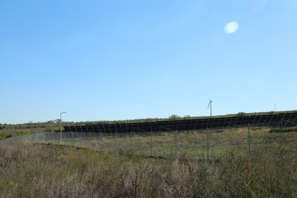 一个有围栏的田野，天空中有一轮明月图片下载