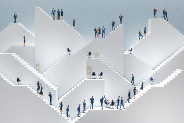 高管团队俯视候选人队伍，等待面试，抽象环境中有楼梯和众多商务人士，3D渲染图图片下载