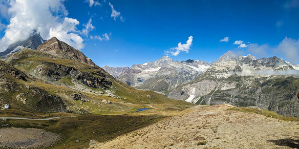 美丽的山脉全景，从施瓦茨湖（Schwarzsee）俯瞰白头山（Tete Blanche）。在美丽的瑞士进行登山活动。高质量照片。图片下载