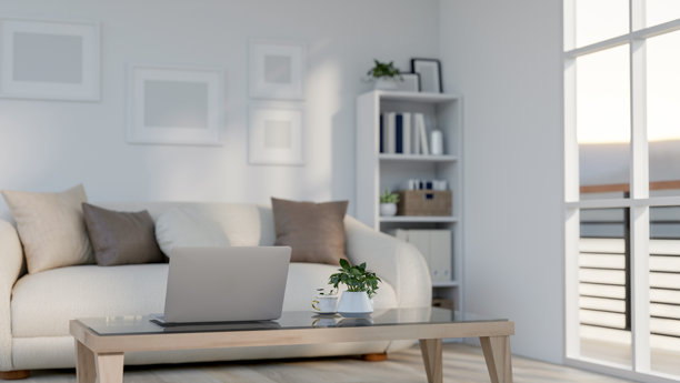 现代公寓客厅阳台上的咖啡桌上放着一台笔记本电脑的背面视角。图片下载