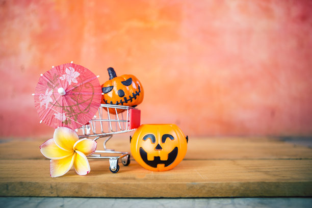 万圣节南瓜在购物，模糊背景留有空白。图片下载