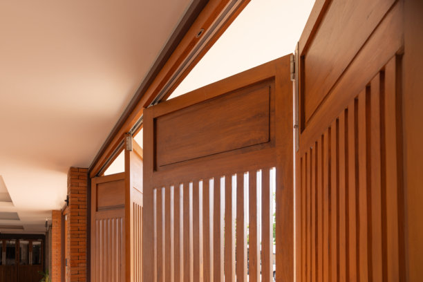 大型门板的顶部悬挂折叠系统。图片下载