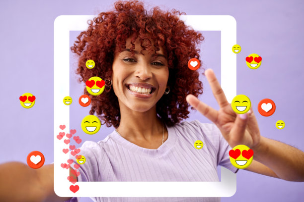 在紫色背景下，女孩做出和平手势的自拍，社交媒体和表情符号，适合点赞、订阅和评论。画面中有框架、面孔和直播女孩，以及通知图标和在线应用。图片下载