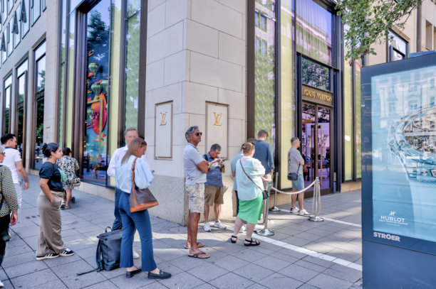 维也纳路易威登奢侈时尚品牌的店面标识和排队顾客图片下载