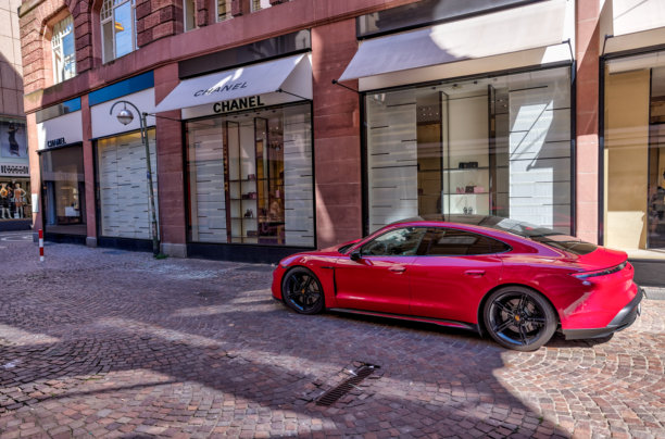 法兰克福香奈儿奢侈时尚品牌的店面招牌和停在前面的保时捷图片下载
