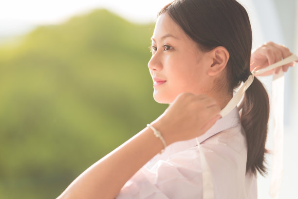学校里系着白色蝴蝶结的亚洲女学生图片下载