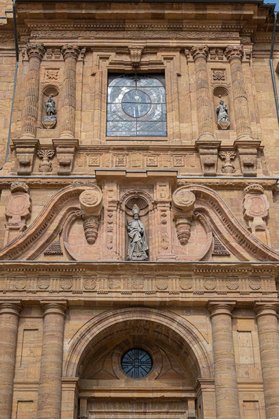 西班牙奥维耶多市圣伊西多罗皇家教堂的巴洛克风格立面垂直照片图片下载