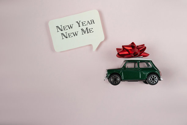 一辆绿色玩具车，上面系着一个红色蝴蝶结图片下载