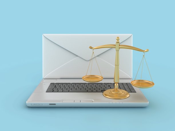 带信封和笔记本电脑的法律秤图片下载
