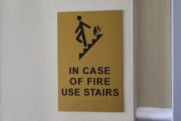 带有盲文的火灾警告标志图片下载