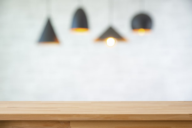 空荡荡的餐桌，背景是虚化的吊灯。非常适合产品展示图片。图片下载