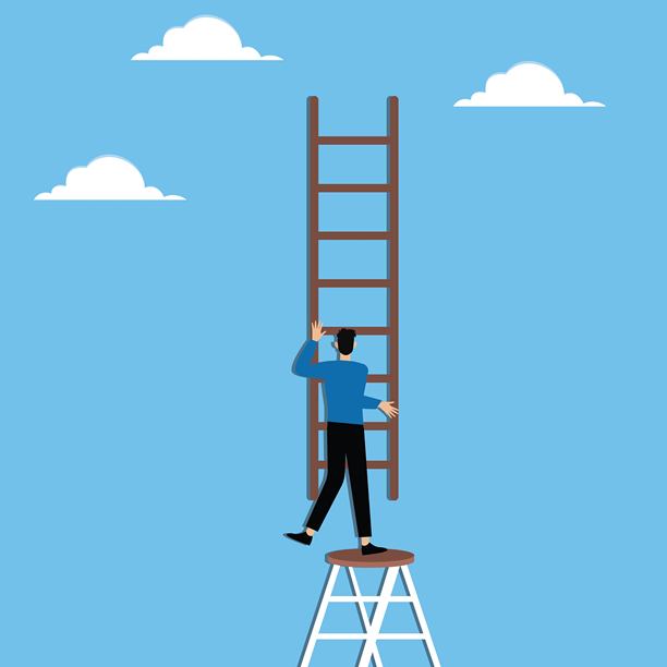 改变商业方向，面对新挑战的决策，职业道路变化的概念，商人试图从一架梯子移动到旁边的另一架梯子。图片下载