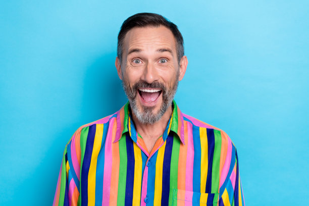 特写照片：一位有趣、兴奋、疯狂的灰发男子，张嘴穿着时尚条纹衬衫，庆祝黑色星期五大促销，背景为青色。图片下载