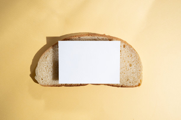 白面包片和名片。面包店品牌展示，留有空白空间供您放置logo或设计。图片下载