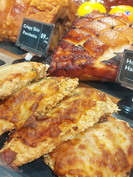 超市食品区展示的各种新鲜准备的食品图片下载