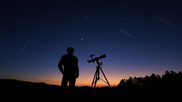 业余天文学家在夜空中观察行星、星星、月亮和其他天体，使用望远镜进行观察。图片下载