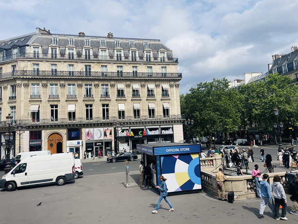 巴黎的一条繁华街道照片图片下载