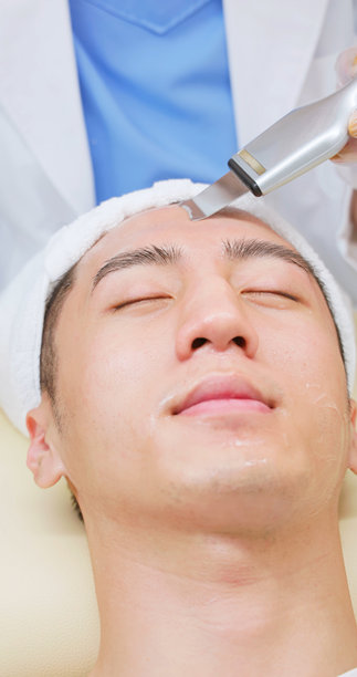 亚洲美容师使用美容工具图片下载