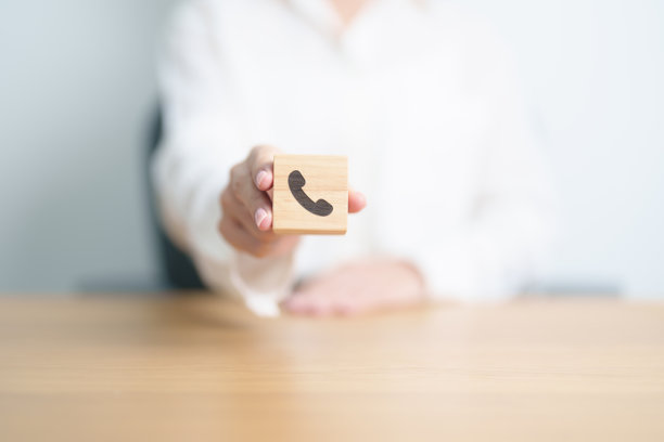 联系我们概念：用于客户支持、热线、商业营销、公司、沟通和广告的呼叫电话木块图片下载
