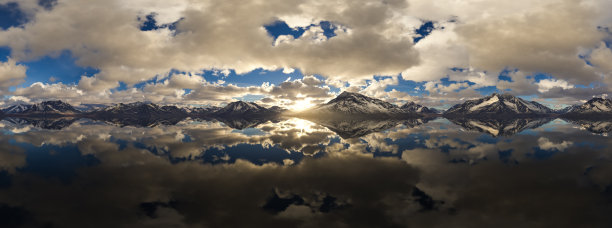 戏剧性的云层和山脉景观航拍全景。自然背景。图片下载