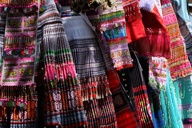越南沙巴 - 2017年6月2日：沙巴少数民族的特色裙子和连衣裙，悬挂在沙巴市场出售图片下载