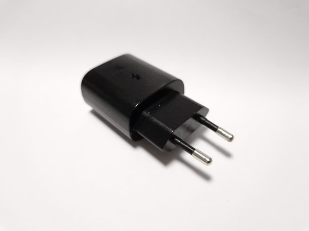 黑色手机充电器正面特写，带Type-C接口图片下载