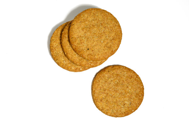 脆皮燕麦全麦饼干，背景为白色。图片下载