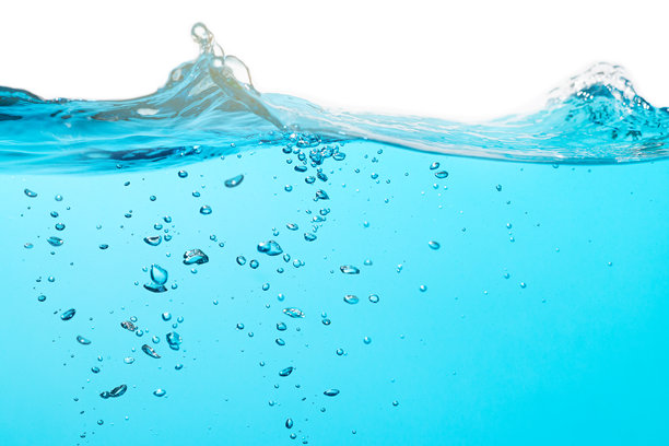 水下气泡浮起。水花四溅，水波荡漾，氧气放松。白色背景上的蓝色水纹理。图片下载