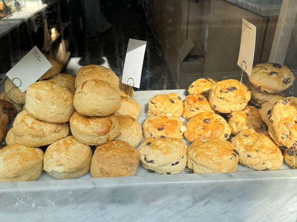 自制的下午茶图片/ 美味的原味水果司康和蛋糕，新鲜出炉的烘焙食品图片下载