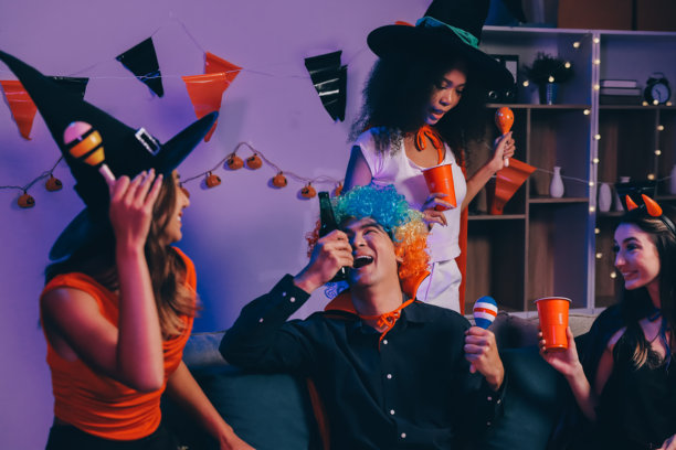 办公室万圣节派对：同事们穿着节日服装，举杯欢笑图片下载