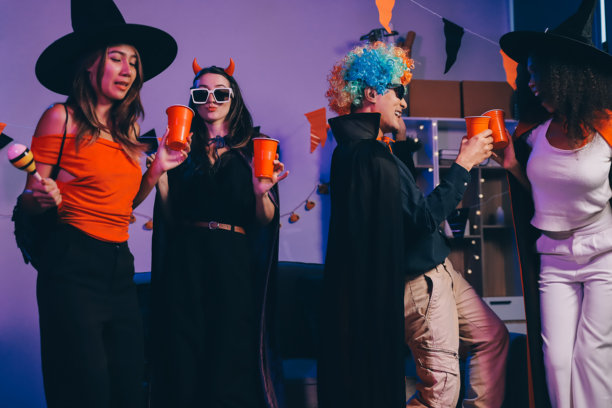 办公室万圣节派对：同事们穿着节日服装，举杯欢笑图片下载