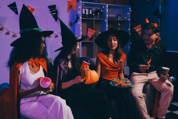 办公室万圣节派对：同事们穿着节日服装，举杯欢笑图片下载