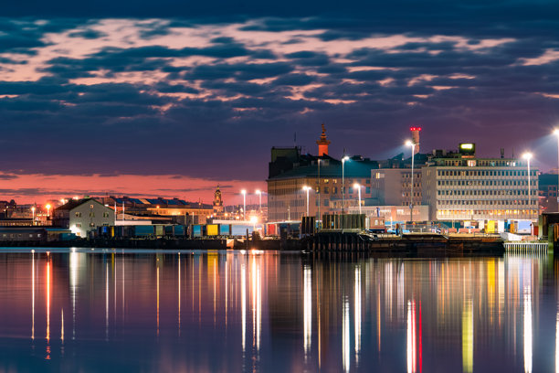 黄昏时分的工业区和海滨图片下载