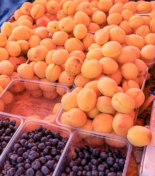 农贸市场上各种有机时令水果，食品背景，竖版图片下载