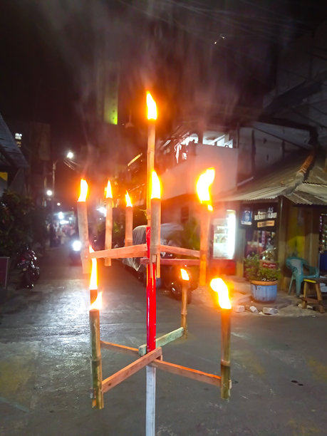 印度尼西亚雅加达 - 2022年7月29日：在印度尼西亚雅加达街道中间为游行制作的竹绳火把照片图片下载